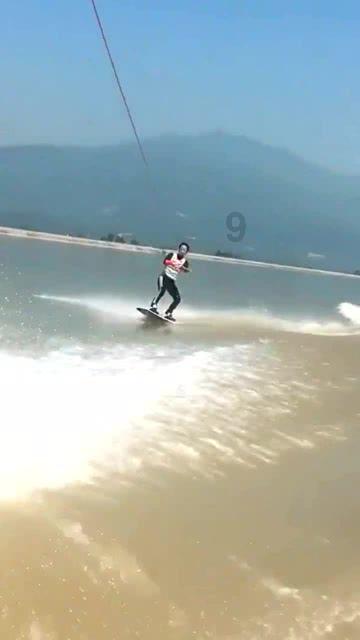杜海涛牵手沈梦辰逛街,发量稀疏脸长黄斑状态好差,与美妻像隔辈